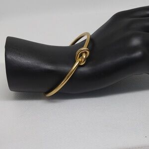 Elegant Gold Knot Bracelet